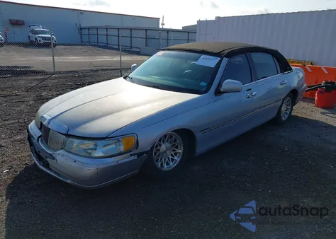 1998 Lincoln Town Car Signature из США, поврежденный, VIN 1LNFM82WXWY655710
